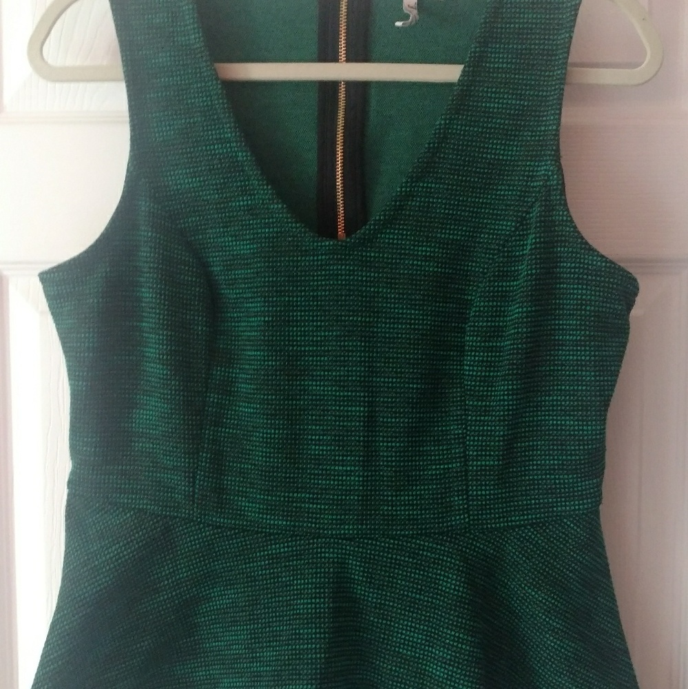 Green & black elle v-neck peplum top